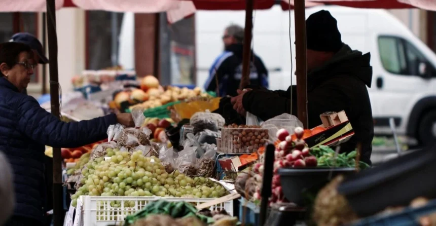 Σε τροχιά αναδιάρθρωσης οι λαϊκές αγορές της Αττικής, τι συζητήθηκε στη σύσκεψη στο υπουργείο Ανάπτυξης