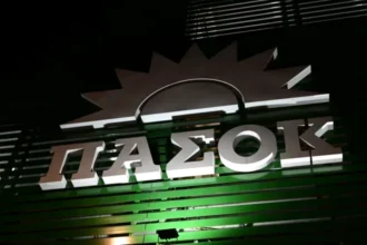 Σφοδρή επίθεση στο ΠΑΣΟΚ από κυβερνητικές πηγές για διαρροή από την απόρρητη συνεδρίαση