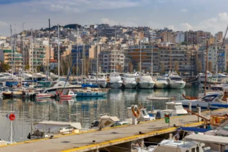 Στα αγκυροβολημένα πλοία και τις καιρικές συνθήκες στρέφεται η έρευνα για την έντονη οσμή που αναστάτωσε την Αττική, αναλυτικά οι εκτιμήσεις των ειδικών
