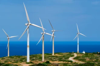 Τέλος οι ανεμογεννήτριες σε Αττική, Θεσσαλονίκη και βουνά άνω των 1.200 μέτρων – Τι αλλάζει με το νέο Ειδικό Χωροταξικό Πλαίσιο του ΥΠΕΝ