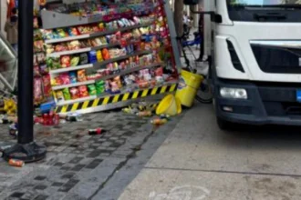 Θεσσαλονίκη: Φορτηγό έπεσε πάνω σε περίπτερο στην Αγίας Σόφιας και το γκρέμισε