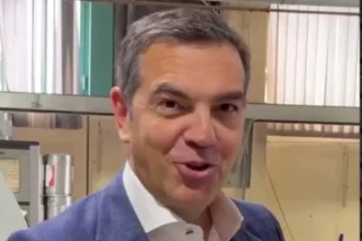 Το χιουμοριστικό βίντεο Τσίπρα για το όνομα του νέου κόμματος: «Πρόεδρε, έχει κλειδώσει, δεν παίζει να αλλάξει»