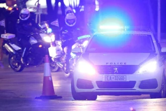 Τρόμος σε τράπεζα στην Κάτω Τιθορέα: Καλάσνικοφ, περούκες και λεία 200.000 ευρώ