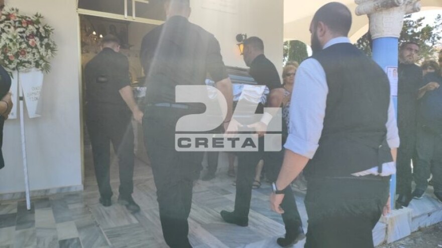 Θρήνος στο τελευταίο αντίο στη 45χρονη Σταυρούλα που δολοφονήθηκε στα Χανιά, δικαιοσύνη ζητούν οι συγγενείς