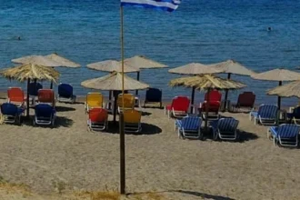 Ανάβυσσος: Συνελήφθη 72χρονος για 200 παράνομες ομπρέλες σε σφραγισμένο κατάστημα