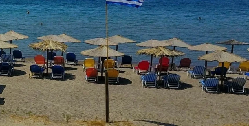 Ανάβυσσος: Συνελήφθη 72χρονος για 200 παράνομες ομπρέλες σε σφραγισμένο κατάστημα