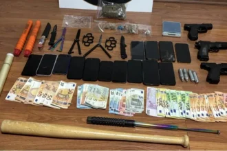 Ανήλικοι διακινούσαν κάνναβη και κοκαΐνη σε μαθητές κοντά σε σχολεία και παιδικές χαρές στα Βόρεια Προάστια – Χειροπέδες σε 11 άτομα