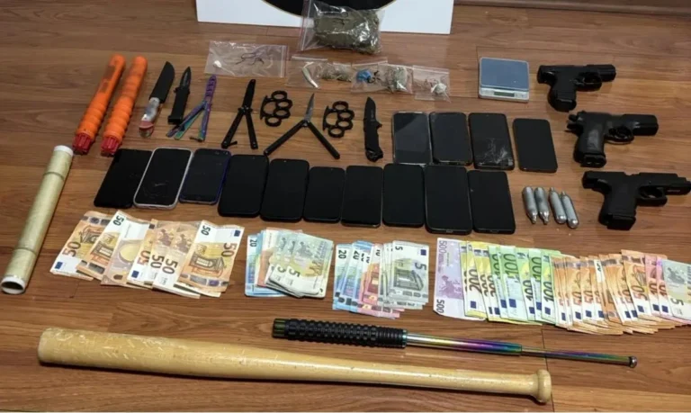 Ανήλικοι διακινούσαν κάνναβη και κοκαΐνη σε μαθητές κοντά σε σχολεία και παιδικές χαρές στα Βόρεια Προάστια – Χειροπέδες σε 11 άτομα