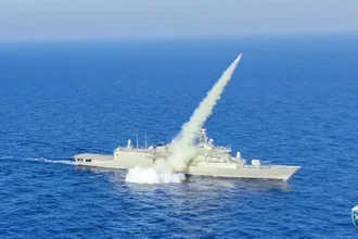Εντυπωσιακές εικόνες από τις βολές με κατευθυνόμενα βλήματα του Πολεμικού Ναυτικού στο Ιόνιο (δείτε βίντεο)