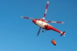 Έπεσε στη λίμνη Αώου πυροσβεστικό ελικόπτερο που επιχειρούσε στη φωτιά στα Γρεβενά, οι πιλότοι κολύμπησαν και βγήκαν στη στεριά