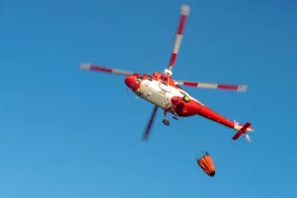 Έπεσε στη λίμνη Αώου πυροσβεστικό ελικόπτερο που επιχειρούσε στη φωτιά στα Γρεβενά, οι πιλότοι κολύμπησαν και βγήκαν στη στεριά