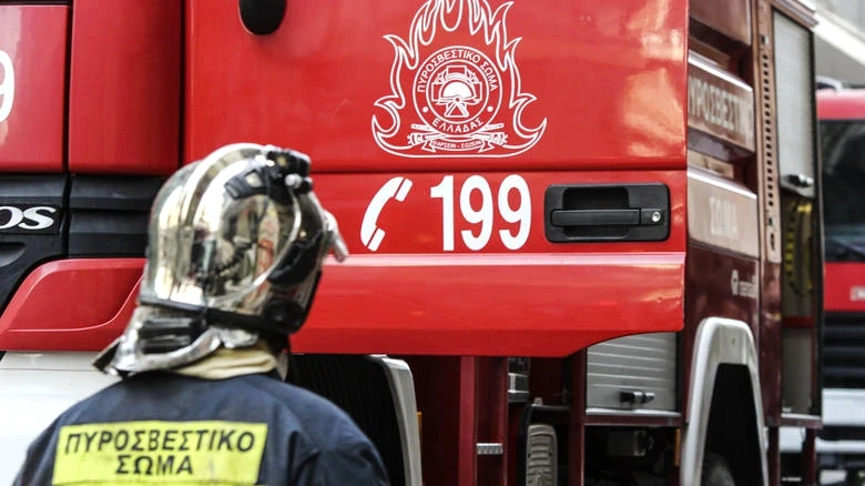 Φωτιά στα Πεύκα Θεσσαλονίκης: Eπιχειρούν και εναέρια μέσα, 112 στους κατοίκους για ετοιμότητα