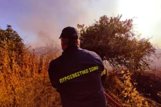 Φωτιά στα Σπάτα κοντά στο εκπτωτικό χωριό