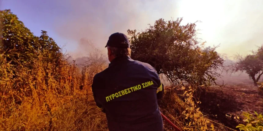 Φωτιά στα Σπάτα κοντά στο εκπτωτικό χωριό