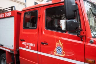 Φωτιά τώρα σε κατάστημα με ανταλλακτικά αυτοκινήτων στο Μενίδι, μαύρος καπνός στα βόρεια προάστια