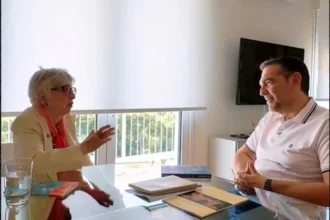 Η Θεοπούλα έγινε μέλος της ΕΛΑΣ: Το βίντεο του Τσίπρα με την Έφη Παπαθεοδώρου