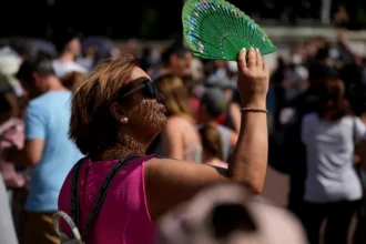 Καύσωνας-σοκ στην Ευρώπη: 50°C στο έδαφος, κλειστά σχολεία, πυρηνικοί αντιδραστήρες εκτός και φόβοι για νεκρούς