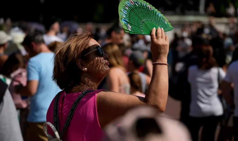 Καύσωνας-σοκ στην Ευρώπη: 50°C στο έδαφος, κλειστά σχολεία, πυρηνικοί αντιδραστήρες εκτός και φόβοι για νεκρούς