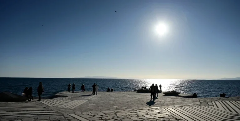 Καιρός: Ηλιοφάνεια και 34άρια στο “μενού” της ημέρας – Η πρόγνωση της ΕΜΥ ως το τέλος της εβδομάδας