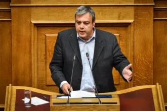 ”Καρφιά” Βερναρδάκη κατά Τσίπρα: «Η ΕΛ.Α.Σ παραπέμπει περισσότερο σε συνέδριο προοδευτικών ελίτ, παρά σε κοινωνική συμμαχία»