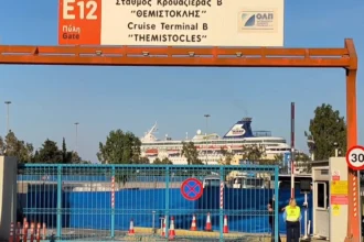 Κινητοποίηση στον Πειραιά για την άφιξη του Crown Iris: Διαδηλωτές προσπαθούν να αποτρέψουν την αποβίβαση Ισραηλινών τουριστών