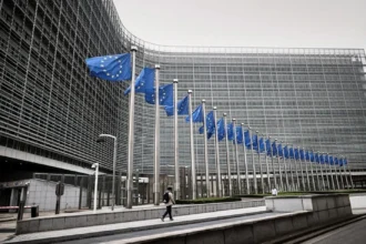 Κομισιόν: Εύσημα για πλεονάσματα και χρέος, στο στόχαστρο οι φοροαπαλλαγές των 22,9 δισ. ευρώ