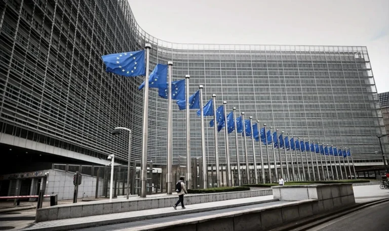 Κομισιόν: Εύσημα για πλεονάσματα και χρέος, στο στόχαστρο οι φοροαπαλλαγές των 22,9 δισ. ευρώ