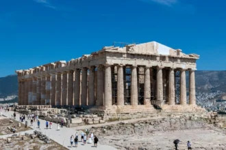 Λίνα Μενδώνη: “Το δυτικό αέτωμα του Παρθενώνα συμπληρώνεται μετά από 220 χρόνια – Τα ικριώματα απομακρύνθηκαν οριστικά από τη δυτική όψη”