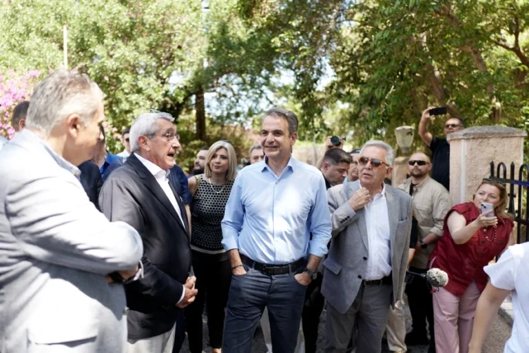 Μητσοτάκης σε πολίτες στη Ρόδο: Είμαστε έμπειροι μαραθωνοδρόμοι, κάποιοι άλλοι έχουν ήδη λαχανιάσει