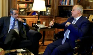 Μητσοτάκης σε Τασούλα: Αποκλιμάκωση στις τιμές των καυσίμων