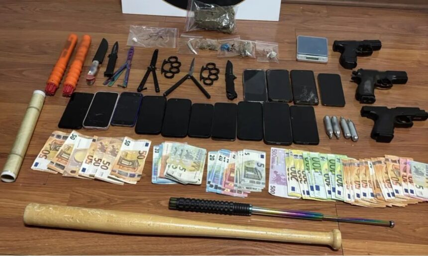 Ανήλικοι διακινούσαν κάνναβη και κοκαΐνη σε μαθητές κοντά σε σχολεία και παιδικές χαρές στα Βόρεια Προάστια – Χειροπέδες σε 11 άτομα