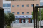 Νεκρή στο Αστυνομικό Μέγαρο Ηρακλείου, λίγο πριν τη δίκη της, η 34χρονη που είχε πετάξει το μωρό της στα σκουπίδια