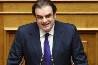Ο Πιερρακάκης ανακοίνωσε την αύξηση του ακατάσχετου λογαριασμού στα 1.600 ευρώ