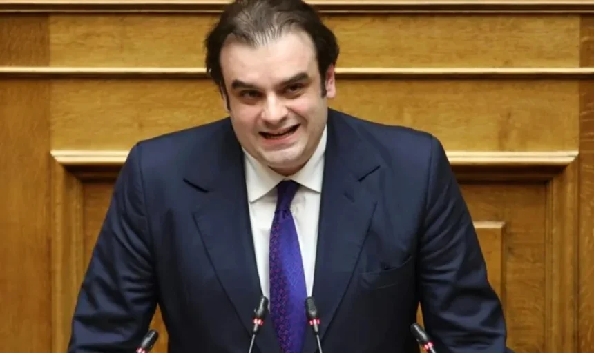 Ο Πιερρακάκης ανακοίνωσε την αύξηση του ακατάσχετου λογαριασμού στα 1.600 ευρώ