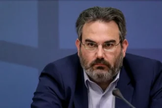 Παραιτήθηκε ο γγ του υπουργείου Περιβάλλοντος Ευθύμιος Μπακογιάννης: Ο κουνιάδος του στους συλληφθέντες για το κύκλωμα με τις πολεοδομίες