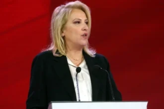 Ρένα Δούρου: ”Η έδρα δεν είναι προσωπική περιουσία του βουλευτή – Δεν τίθεται με κανέναν τρόπο θέμα αυτοδιάλυσης του ΣΥΡΙΖΑ”