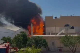 Σε ύφεση η πυρκαγιά που ξεκίνησε από εργοστάσιο στο Ηράκλειο, κάηκαν σπίτια