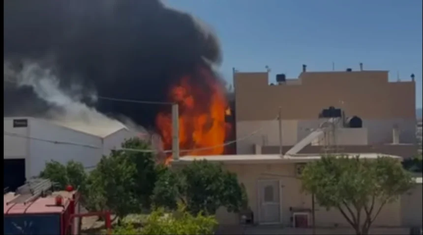 Σε ύφεση η πυρκαγιά που ξεκίνησε από εργοστάσιο στο Ηράκλειο, κάηκαν σπίτια