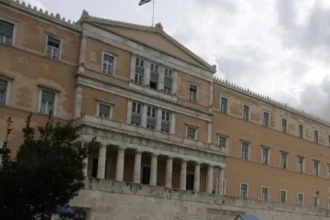 Συγκροτήθηκε η Επιτροπή Αναθεώρησης του Συντάγματος – Τα 42 μέλη
