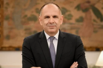 Συνάντηση Γιώργου Γεραπετρίτη με τον Σαντάμ Χαφτάρ: Ελλάδα και Ανατολική Λιβύη ενισχύουν τη συνεργασία τους