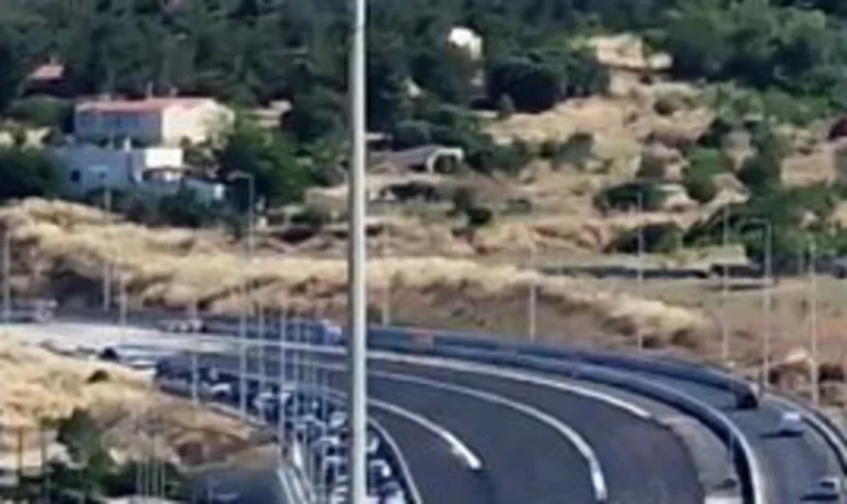 Θεσσαλονίκη: Άνοιξε ο Περιφερειακός και στα δύο ρεύματα μετά την κατεδάφιση της γέφυρας Πανοράματος