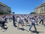 Θεσσαλονίκη: Ρεκόρ Γκίνες με 830 ανθρώπους να χορεύουν ζεϊμπέκικο στην πλατεία Αριστοτέλους