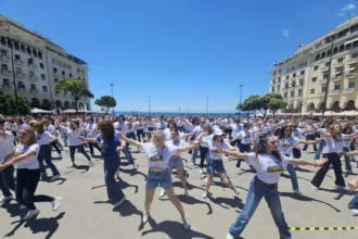 Θεσσαλονίκη: Ρεκόρ Γκίνες με 830 ανθρώπους να χορεύουν ζεϊμπέκικο στην πλατεία Αριστοτέλους