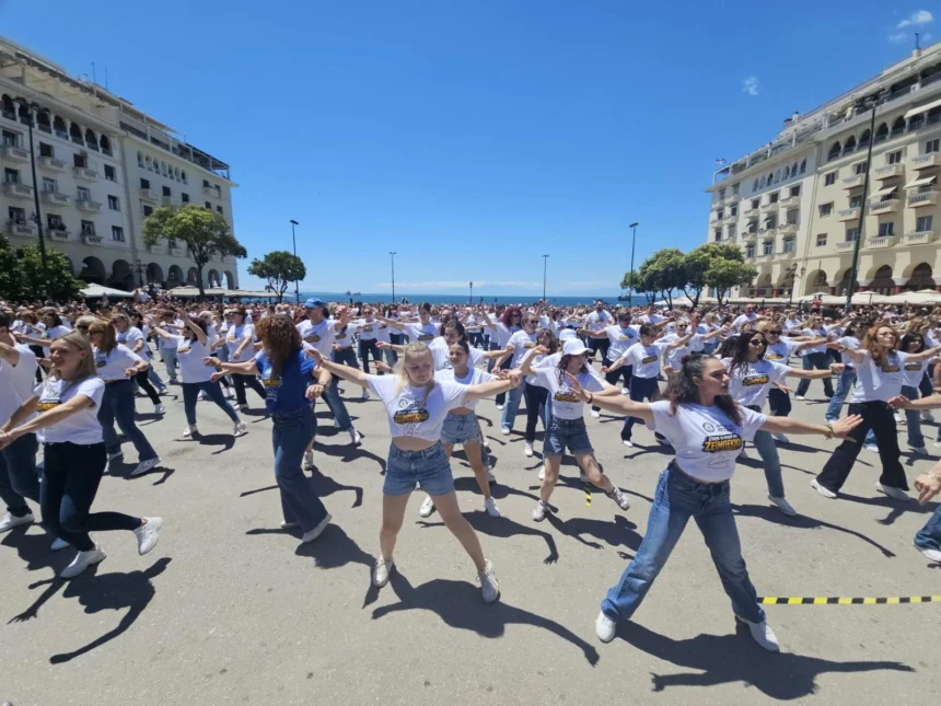 Θεσσαλονίκη: Ρεκόρ Γκίνες με 830 ανθρώπους να χορεύουν ζεϊμπέκικο στην πλατεία Αριστοτέλους