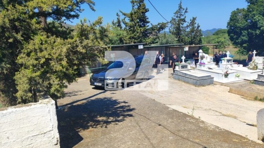 Θρήνος στο τελευταίο αντίο στη 45χρονη Σταυρούλα που δολοφονήθηκε στα Χανιά, δικαιοσύνη ζητούν οι συγγενείς