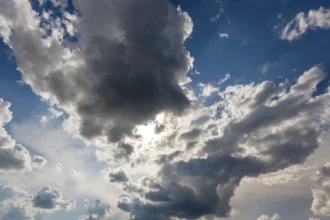 Αλλάζει ο καιρός: Βροχές και καταιγίδες σε πολλές περιοχές σήμερα, έως 34 βαθμούς η θερμοκρασία