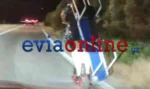 Απίστευτο περιστατικό στην Εύβοια: Δύο άτομα μετέφεραν ξαπλώστρα με ηλεκτρικό πατίνι, σε δρόμο ταχείας κυκλοφορίας