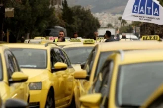 Χειροπέδες σε τέσσερις οδηγούς ταξί στο Λαύριο για υπερχρέωση επιβατών