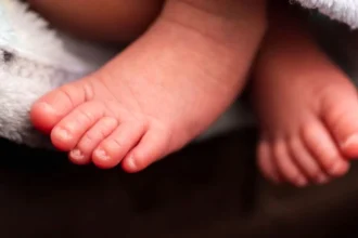 Δημογραφική «βόμβα»: Οι γεννήσεις μειώθηκαν κατά 44% μέσα σε 20 χρόνια στην Ελλάδα
