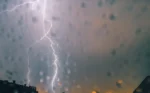 Δυνατό μπουρίνι με κεραυνούς και ισχυρούς ανέμους στην Αττική